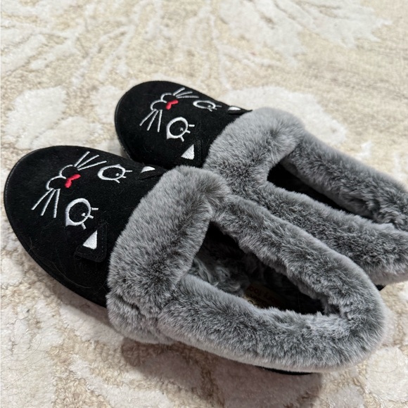 Slippers - Picture 2 of 3